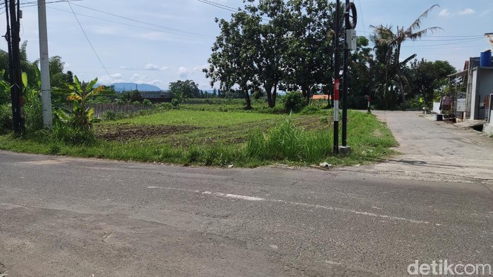 Kecelakaan maut Kondisi lokasi kecelakaan yang menewaskan pengendara motor di Kalasan, Sleman, Jumat (31/10/2025).