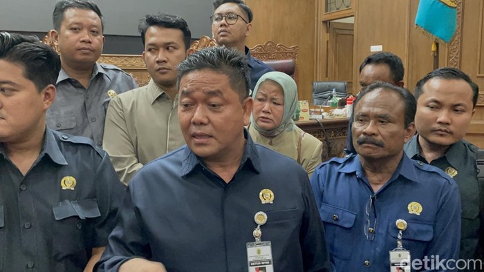 Ketua DPRD Pati Ali Badrudin Ketua DPC PDI Perjuangan Pati Ali Badrudin (depan) saat ditemui di Gedung DPRD Pati, Jumat (31/10/2025).