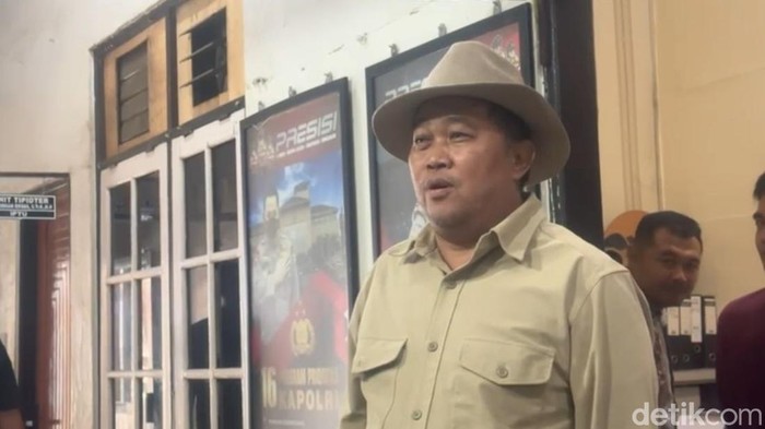 Ketua MAKI Boyamin Saiman usai memenuhi panggilan penyidik Polres Hulu Sungai Selatan (HSS), Jumat (31/10/2025). Ketua MAKI Boyamin Saiman usai memenuhi panggilan penyidik Polres Hulu Sungai Selatan (HSS), Jumat (31/10/2025).
