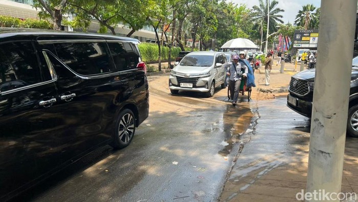 Kondisi Jalan Kemang Raya, Jaksel. (Adhfar Aulia Syuhada/detikcom) Kondisi Jalan Kemang Raya, Jaksel. (Adhfar Aulia Syuhada/detikcom)