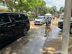 Cerita Pedagang Siomai soal Banjir di Kemang Jaksel Kemarin