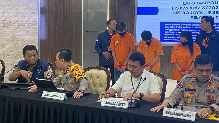 Konferensi pers kasus penipuan modus trading crypto (Wildan/detikcom) Konferensi pers kasus penipuan modus trading crypto (Wildan/detikcom)