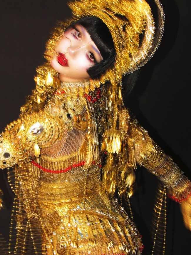 “tiba2 bgt lis cosplay jibaro😭😭” “KALO GA BACA USN NYA AKU KIRA ORANG RANDOM😭😭” “ya Allah takut bgt maaf lis😭😭😭” tulis sejumlah penggemar mengomentari penampilan Lisa BLACKPINK. Foto: dok. Instagram @lalalalisa_m