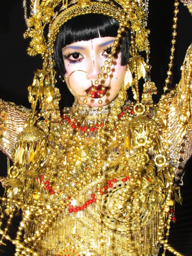 Lisa BLACKPINK menjadi personel pertama yang memamerkan kostum Halloween-nya di Instagram. Penampilan sang maknae sontak menyita perhatian, karena hampir tak dikenali penggemar. Foto: dok. Instagram @lalalalisa_m