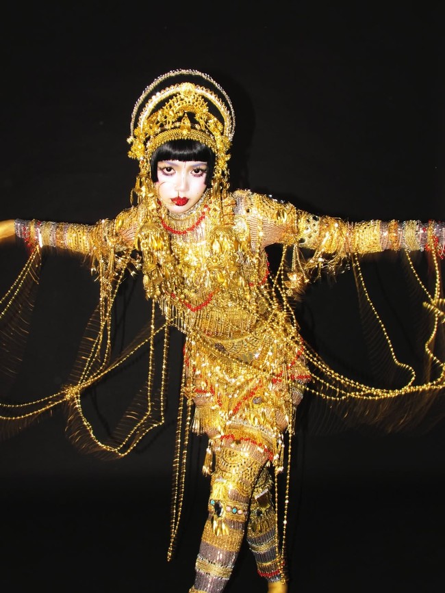 Pelantun ‘Rockstar’ itu siap mengguncang panggung Stadion Utama GBK Jakarta untuk konser yang digelar selama dua hari berturut-turut pada 1 dan 2 November 2025 bersama personelnya. Foto: dok. Instagram @lalalalisa_m