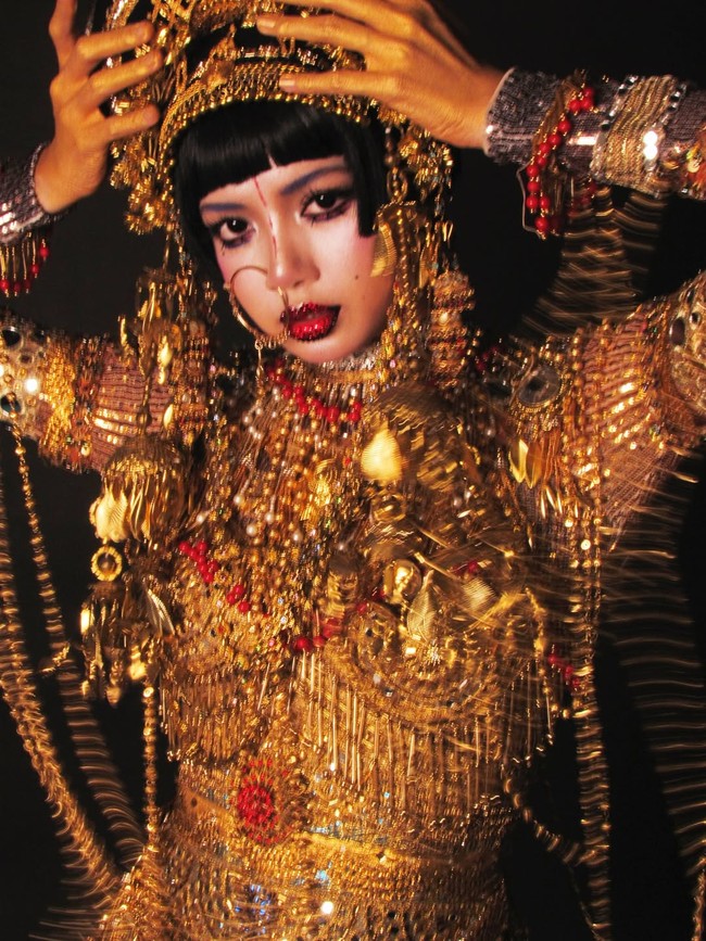 Jibaro diceritakan sebagai makhluk dalam wujud wanita yang berbalut emas, dari atas kepala hingga ujung kaki. Karakter yang menjadi inspirasi kostum Halloween Lisa BLACKPINK ini menjalin cinta dengan ksatria tuli yang tidak terpengaruh oleh tarian dan jeritan mautnya. Foto: dok. Instagram @lalalalisa_m