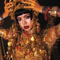 Jibaro diceritakan sebagai makhluk dalam wujud wanita yang berbalut emas, dari atas kepala hingga ujung kaki. Karakter yang menjadi inspirasi kostum Halloween Lisa BLACKPINK ini menjalin cinta dengan ksatria tuli yang tidak terpengaruh oleh tarian dan jeritan mautnya. Foto: dok. Instagram @lalalalisa_m