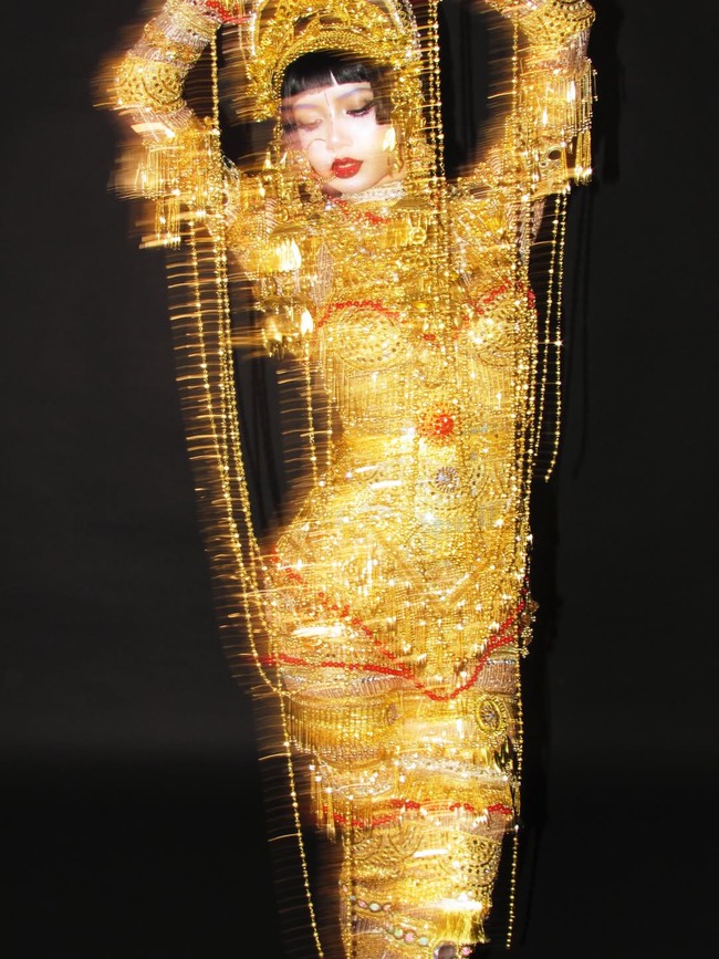 Lewat unggahan TikTok, Lisa BLACKPINK juga menirukan tarian maut yang dilakukan Jibaro di tengah danau untuk memikat para pria. Transformasinya sukses membuat penggemar pangling sekaligus takut. Foto: dok. Instagram @lalalalisa_m