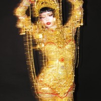 Lewat unggahan TikTok, Lisa BLACKPINK juga menirukan tarian maut yang dilakukan Jibaro di tengah danau untuk memikat para pria. Transformasinya sukses membuat penggemar pangling sekaligus takut. Foto: dok. Instagram @lalalalisa_m