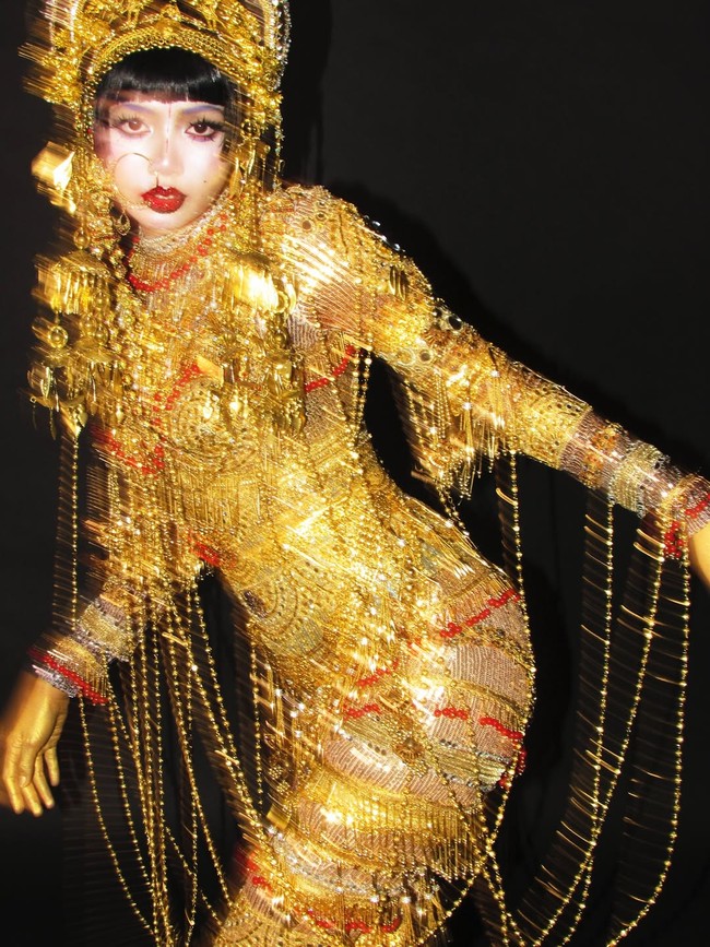 “Jibaro 👑👻” tulis Lisa BLACKPINK sebagai caption, menyiratkan transformasinya jadi karakter ikonik dalam serial Netflix Love, Death & Robots. Foto: dok. Instagram @lalalalisa_m