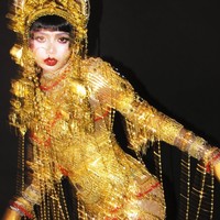 “Jibaro 👑👻” tulis Lisa BLACKPINK sebagai caption, menyiratkan transformasinya jadi karakter ikonik dalam serial Netflix Love, Death & Robots. Foto: dok. Instagram @lalalalisa_m