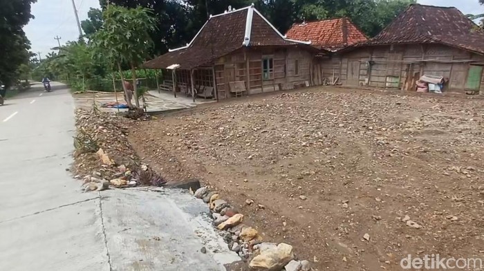 Lahan bekas bangunan yang dirobohkan Lahan bekas bangunan rumah yang dirobohkan Warseno di Sukodono, Sragen.