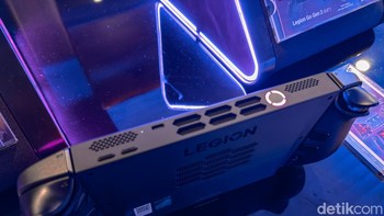 Bagian atas Legion Go 2 kini dilengkapi ventilasi udara lebih besar untuk menjaga suhu tetap stabil. Sistem pendingin barunya diklaim lebih senyap meski performa meningkat. Foto: Adi Fida Rahman/detikINET