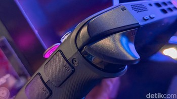Bagian trigger kanan kini memiliki bentuk lebih besar dan nyaman ditekan. Lenovo juga memperbarui sistem haptic agar pengalaman menembak dan balapan terasa lebih realistis. Foto: Adi Fida Rahman/detikINET