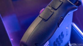 Permukaan grip kontroler Legion Go 2 dibuat bertekstur agar tidak licin saat digunakan lama. Dua tombol tambahan di bagian belakang memberi fleksibilitas lebih untuk gamer profesiona Foto: Adi Fida Rahman/detikINET
