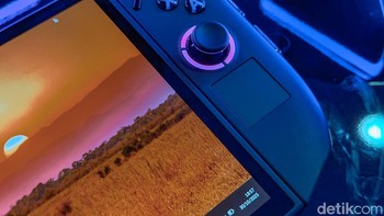 Area kanan konsol menampilkan joystick RGB dengan pencahayaan melingkar yang khas. Tata letak tombolnya tetap mirip generasi pertama, namun kini responsnya lebih presisi. Foto: Adi Fida Rahman/detikINET