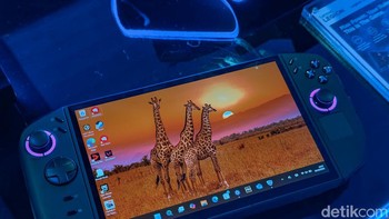 Ukuran layar besar dengan refresh rate tinggi membuat pengalaman bermain terasa mulus. Gamer bisa menikmati performa setara laptop gaming dalam genggaman tangan. Foto: Adi Fida Rahman/detikINET