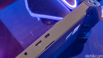 Di sisi atas, tersedia dua port USB-C, jack audio, dan slot microSD. Penempatan port ini memudahkan pengguna saat bermain sambil mengisi daya atau menyambungkan aksesori. Foto: Adi Fida Rahman/detikINET