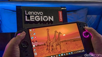 Layar OLED 8,8 inch Legion Go 2 menawarkan resolusi tinggi dan warna kontras yang memanjakan mata. Ukurannya sedikit lebih besar dibanding pesaing membuat pengalaman bermain lebih imersif. Foto: Adi Fida Rahman/detikINET