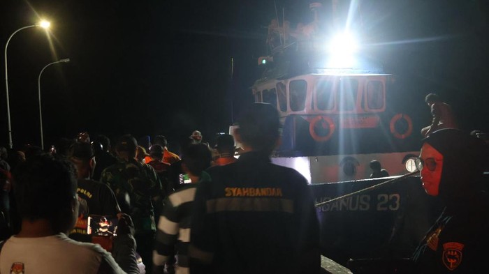 Lima korban kapal tenggelam di perairan Kaltim saat tiba di Pelabuhan Babana, Mamuju Tengah. Lima korban kapal tenggelam di perairan Kaltim saat tiba di Pelabuhan Babana, Mamuju Tengah.