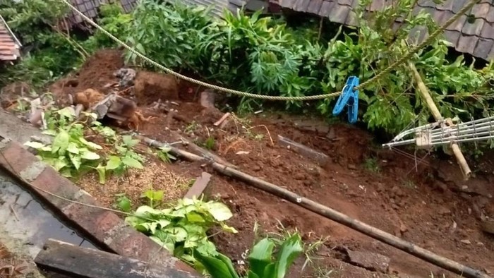 Longsor di Kabupaten Bandung. Longsor di Kabupaten Bandung.