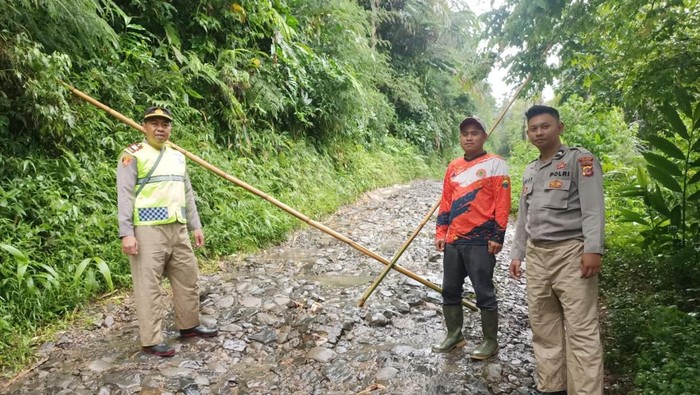 Longsor timbun jalan dan sawah warga di Cibinong, Kabupaten Cianjur Longsor timbun jalan dan sawah warga di Cibinong, Kabupaten Cianjur
