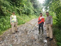 Detik-detik Menegangkan Petani Nyaris Tertimbun Longsoran Tebing di Cianjur