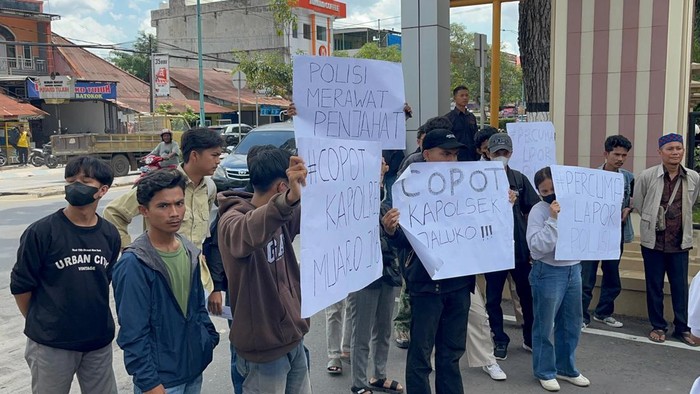 Mahasiswa demo di Polda Jambi, usai kejadian rentetan pencurian sepeda motor di Mendalo, Muaro Jambi, Jambi Mahasiswa demo di Polda Jambi, usai kejadian rentetan pencurian sepeda motor di Mendalo, Muaro Jambi, Jambi