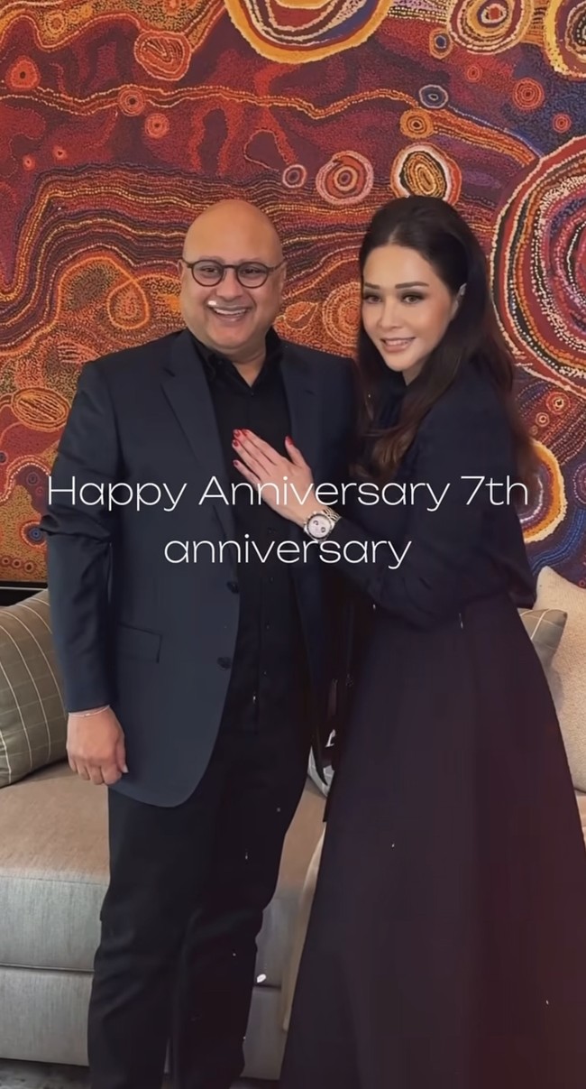 Bertepatan dengan hari anniversary pernikahannya yang ke-7. Maia membagikan sederet momen romantis dirinya bersama sang suami, Irwan Mussry. Foto: Instagram/@maiaestiantyreal