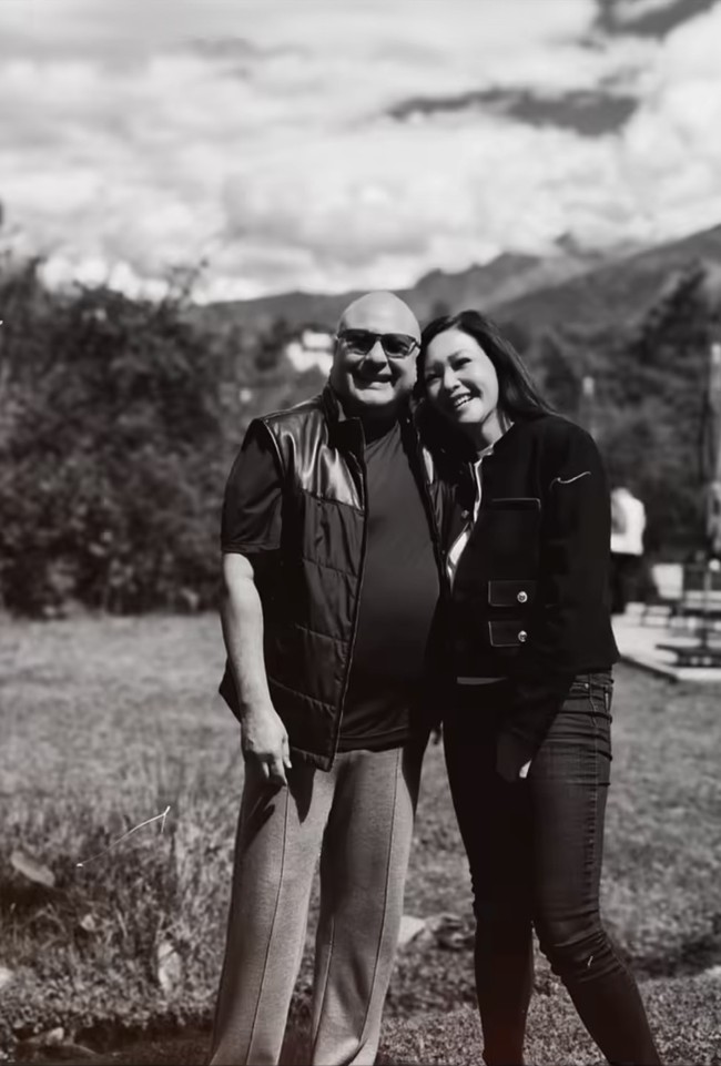 Maia juga menuliskan kalimat yang tak kalah romantis untuk suami tercinta. Bukan kesempurnaan yang membuat kita tetap bertahan, tapi kasih yang selalu pulang pada tempat yang sama — yaitu kamu. Happy Anniversary my love… you are best of the best…. tambah Maia. Foto: Instagram/@maiaestiantyreal