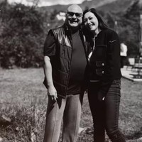 Maia juga menuliskan kalimat yang tak kalah romantis untuk suami tercinta. Bukan kesempurnaan yang membuat kita tetap bertahan, tapi kasih yang selalu pulang pada tempat yang sama — yaitu kamu. Happy Anniversary my love… you are best of the best…. tambah Maia. Foto: Instagram/@maiaestiantyreal