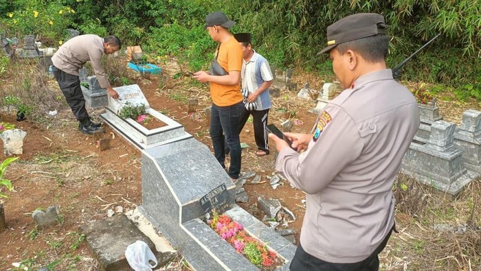 Makam dirusak di Malang Makam dirusak di Malang