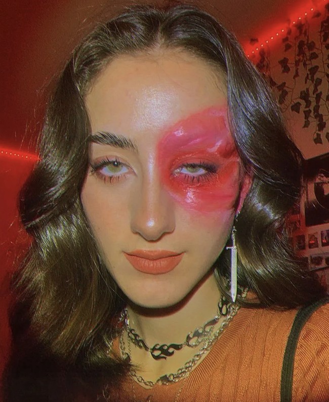 Luka Bakar ala Zuko ‘Avatar: The Last Airbender’Makeup artist Joanna Crauswell menciptakan efek luka bakar ikonik ala Zuko dari anime Avatar: The Last Airbender. Coba gunakan eyeshadow merah tua atau menggantinya dengan lipstik yang dipulaskan di salah satu bagian mata dengan membentuk lingkaran. Tambahkan highlighter untuk memberikan efekk lebih berkilau. Foto: dok. Instagram