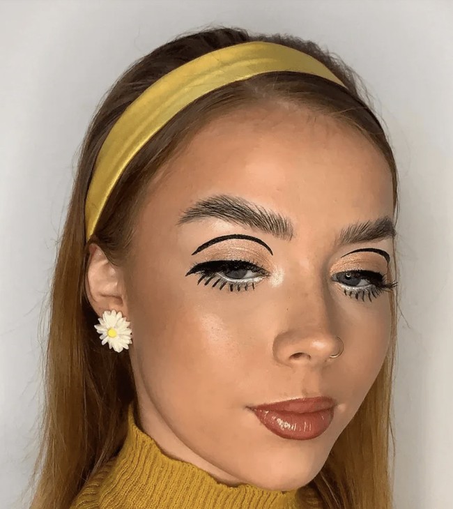 TwiggyCukup bermodalkan eyeliner cair hitam, kamu bisa tampil seperti supermodel era 1960-an. Makeup artist Betsy Wells-Deamer menjelaskan bahwa fokusnya adalah mata besar, rambut bervolume, dan warna-warna cerah. “Saya menggunakan gel eyeliner hitam untuk membuat garis ke bawah agar mata tampak lebih besar dan bulat,” jelasnya, seperti dikutip dari Allure.Foto: dok. Instagram