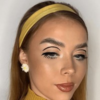 TwiggyCukup bermodalkan eyeliner cair hitam, kamu bisa tampil seperti supermodel era 1960-an. Makeup artist Betsy Wells-Deamer menjelaskan bahwa fokusnya adalah mata besar, rambut bervolume, dan warna-warna cerah. “Saya menggunakan gel eyeliner hitam untuk membuat garis ke bawah agar mata tampak lebih besar dan bulat,” jelasnya, seperti dikutip dari Allure.Foto: dok. Instagram