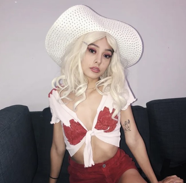 Taxi Driver Konten kreator ini membuat tampilan ala Iris Steensma dari film Taxi Driver. Kombinasikan cat-eye berwarna pink glitter, wig pirang, dan outfit bernuansa retro memberikan tampilan Halloween yang edgy. Foto: dok. Instagram