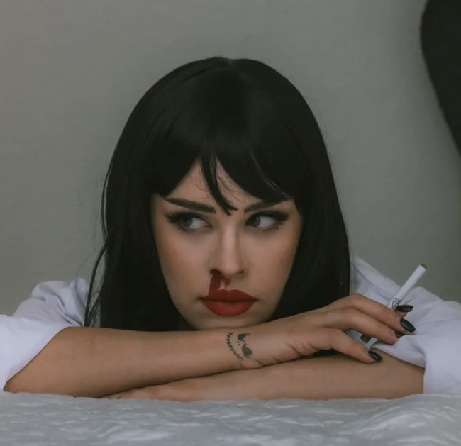 Mia Wallace ‘Pulp Fiction’Karakter legendaris Mia Wallace di film Pulp Ficton bisa jadi pilihan. Makeup-nya fokus pada eyeliner tegas dan efek mimisan yang bisa dibuat dengan lipstik merah. “Saya menambahkan efek darah palsu di hidung dan eyeliner tebal untuk menciptakan kesan dramatis serta berani,” ujar makeup artist Priscilla Grihim. Foto: dok. Instagram