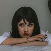 Mia Wallace ‘Pulp Fiction’Karakter legendaris Mia Wallace di film Pulp Ficton bisa jadi pilihan. Makeup-nya fokus pada eyeliner tegas dan efek mimisan yang bisa dibuat dengan lipstik merah. “Saya menambahkan efek darah palsu di hidung dan eyeliner tebal untuk menciptakan kesan dramatis serta berani,” ujar makeup artist Priscilla Grihim. Foto: dok. Instagram