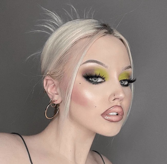 Kembali ke Era 90-anMakeup artist Erica Laurane membawa kembali tren makeup ’90-an. Tampilan alis tipis, bibir nude dengan lip liner tegas dan sentuhan glossy membuat sukses kembali ke era ’90-an. Foto: dok. Instagram