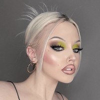 Kembali ke Era 90-anMakeup artist Erica Laurane membawa kembali tren makeup ’90-an. Tampilan alis tipis, bibir nude dengan lip liner tegas dan sentuhan glossy membuat sukses kembali ke era ’90-an. Foto: dok. Instagram