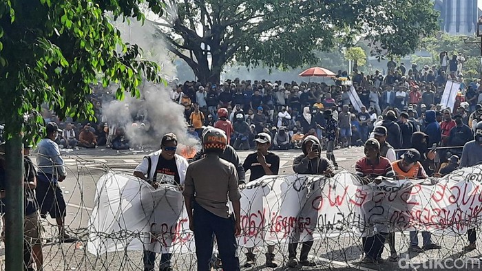 Massa Kawal Pemakzulan Bupati Sudewo Suasana massa di sekitar Alun-alun Pati mengawal paripurna pemakzulan Bupati Pati Sudewo, Jumat (31/10/2025).
