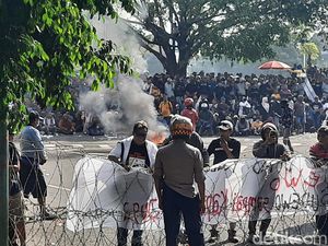 Massa Kawal Paripurna Pemakzulan Bupati Sudewo Bakar Ban