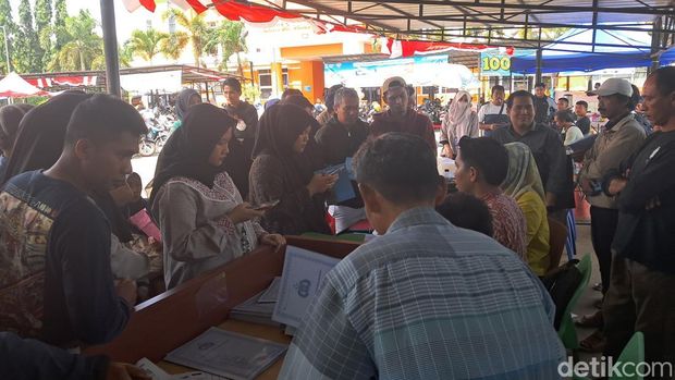 Masyarakat mendatangi Kantor Samsat Kota Serang, Banten di hari terakhir pemutihan tunggakan dan bebas balik nama pajak kendaraan. (Arief I/detikcom) Masyarakat mendatangi Kantor Samsat Kota Serang, Banten di hari terakhir pemutihan tunggakan dan bebas balik nama pajak kendaraan. (Arief I/detikcom)