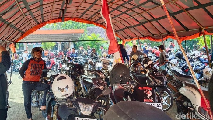 Masyarakat mendatangi Kantor Samsat Kota Serang, Banten di hari terakhir pemutihan tunggakan dan bebas balik nama pajak kendaraan. (Arief I/detikcom) Masyarakat mendatangi Kantor Samsat Kota Serang, Banten di hari terakhir pemutihan tunggakan dan bebas balik nama pajak kendaraan. (Arief I/detikcom)