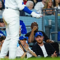 Ia menambahkan, Meghan tampak menggunakan alas bedak yang lebih berat untuk hasil akhir yang merata, serta blush on dan bronzer untuk memberi definisi pada wajah. “Riasan matanya sedikit lebih kuat dari biasanya, namun tetap lembut di bawah topi dan pencahayaan stadion,” katanya. (Foto: Mary DeCicco/MLB Photos via Getty Images)