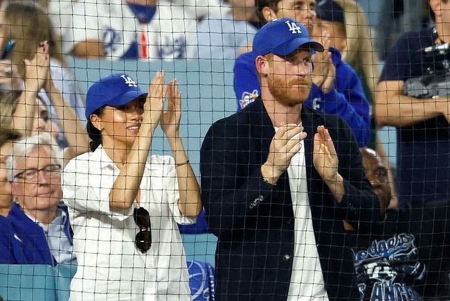 Pertandingan bisbol antara LA Dodgers dan Toronto Blue Jays di Dodger Stadium, Los Angeles, Amerika Serikat, baru-baru ini kedatangan tamu spesial. Di antara ribuan penonton, muncul Pangeran Harry dan Meghan Markle. (Foto: Ronald Martinez/Getty Images)