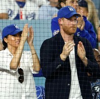 Pertandingan bisbol antara LA Dodgers dan Toronto Blue Jays di Dodger Stadium, Los Angeles, Amerika Serikat, baru-baru ini kedatangan tamu spesial. Di antara ribuan penonton, muncul Pangeran Harry dan Meghan Markle. (Foto: Ronald Martinez/Getty Images)