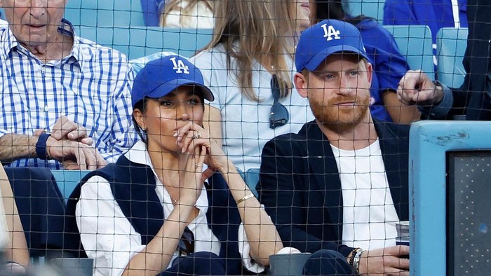 LOS ANGELES, CALIFORNIA - OCTOBER 28: Prince Harry, Duke of Sussex and Meghan, Duchess of Sussex look on from the stands during game four of the 2025 World Series between the Toronto Blue Jays and the Los Angeles Dodgers at Dodger Stadium on October 28, 2025 in Los Angeles, California. (Photo by Ronald Martinez/Getty Images)