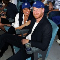 Perempuan 41 tahun itu tampil dengan wajah yang lebih glowing, alas bedak penuh, pipi berhighlighter, dan blush on tebal. Kontras dari gaya natural yang biasa menjadi andalannya. (Foto: Joe Scarnici/MLB Photos via Getty Images)