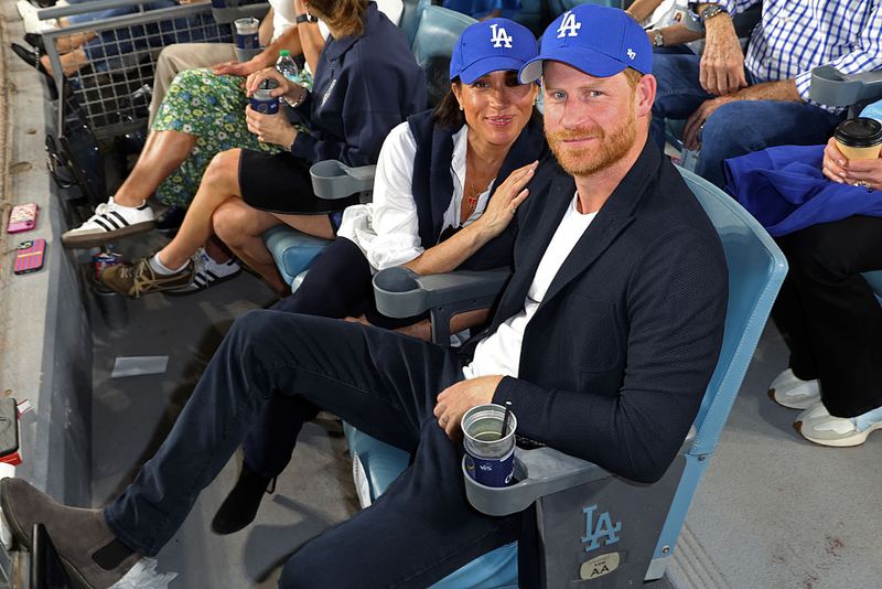 Meghan Markle dan Pangeran Harry Nonton Baseball LOS ANGELES, CA - OCTOBER 28: Prince Harry, Duke of Sussex and Meghan, Duchess of Sussex pose for a photo during Game Four of the 2025 World Series presented by Capital One between the Toronto Blue Jays and the Los Angeles Dodgers at Dodger Stadium on Tuesday, October 28, 2025 in Los Angeles, California. (Photo by Joe Scarnici/MLB Photos via Getty Images)